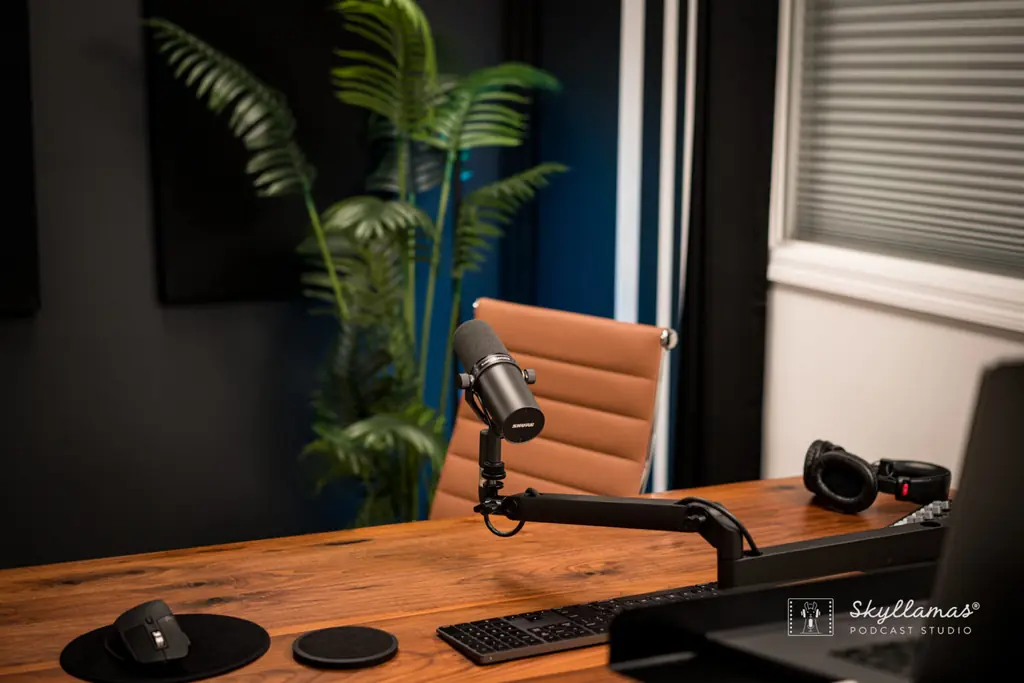 The solo desk set with a microphone and headphones